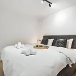 King Bed - Behind Bryggen - Renovated Des 23 Bergen